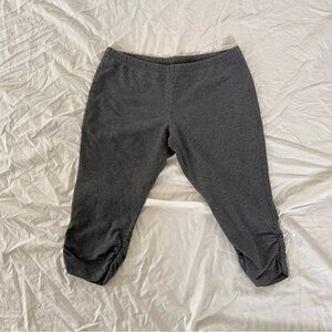 Vintage Half Moon Grey Capri Low Rise Leggings with ruching on the sides. Size L